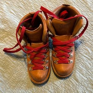 Like new Danner mountain light cascade